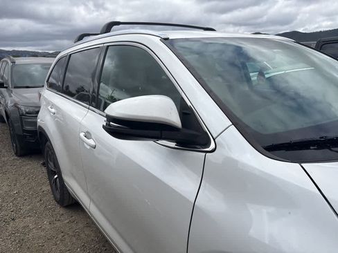 Used 2016 Toyota Highlander XLE w/ Preferred Accessory Package FWD image 5