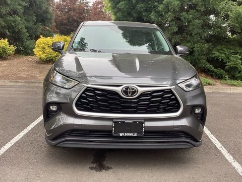 Used 2023 Toyota Highlander LE FWD image 19