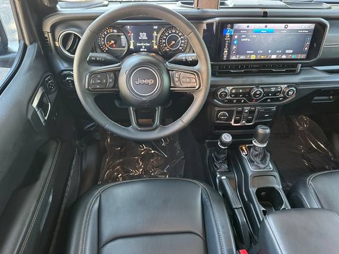 Used 2025 Jeep Gladiator Sport AWD/4WD image 13