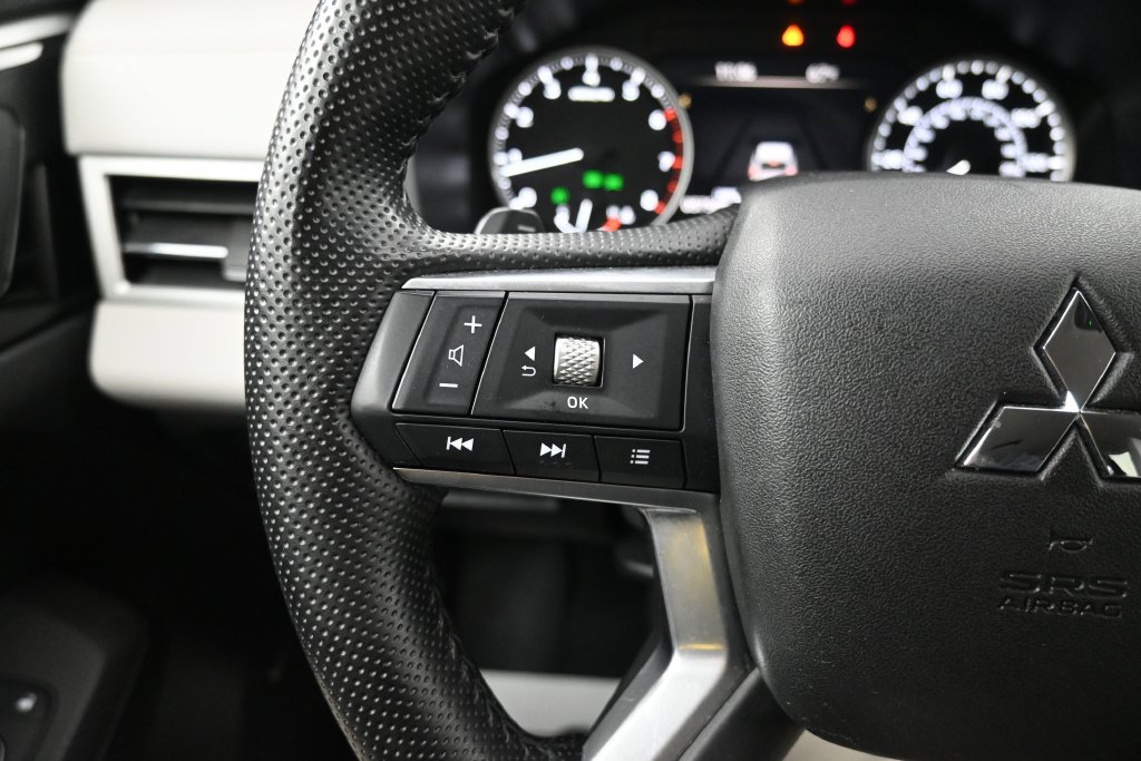 Used 2025 Mitsubishi Outlander SE FWD image 17