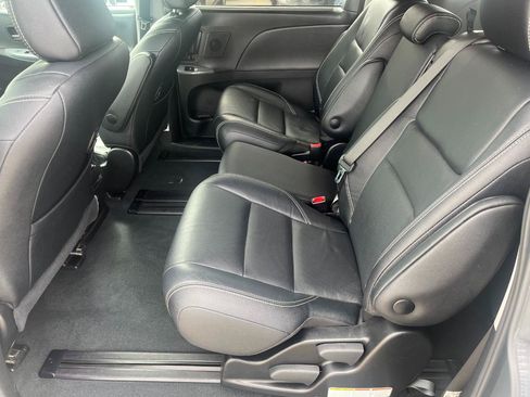 Used 2019 Toyota Sienna SE w/ SE Preferred Package FWD image 14