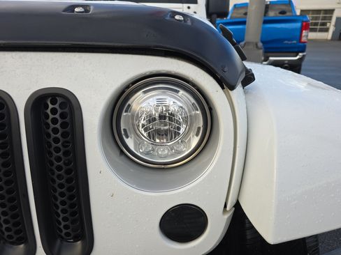 Used 2018 Jeep Wrangler Unlimited Sahara w/ Connectivity Group AWD/4WD image 8