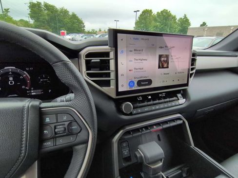Used 2025 Toyota Tundra Limited AWD/4WD image 28