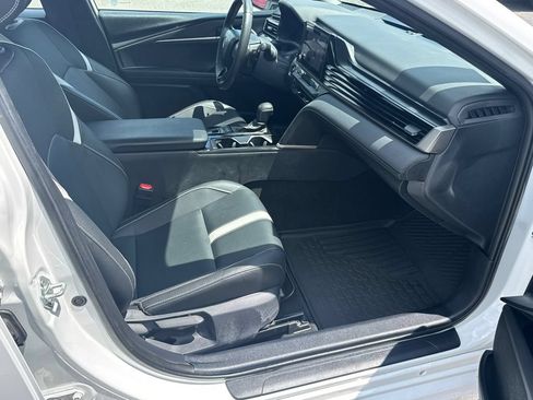Used 2025 Toyota Camry SE FWD image 13