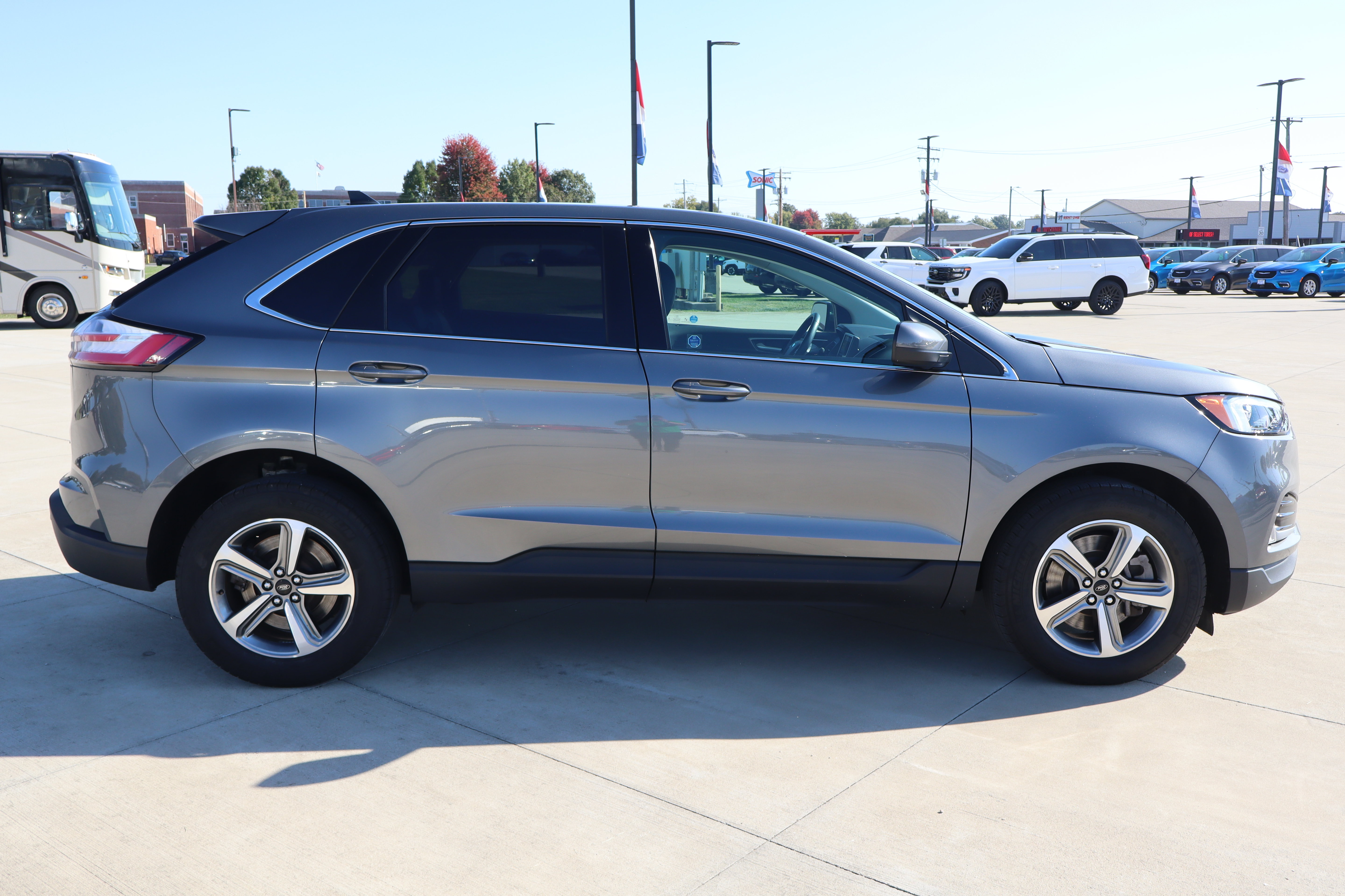 Used 2024 Ford Edge SEL w/ Convenience Package AWD/4WD image 4