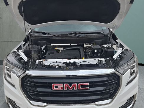 Used 2024 GMC Terrain SLE FWD image 10