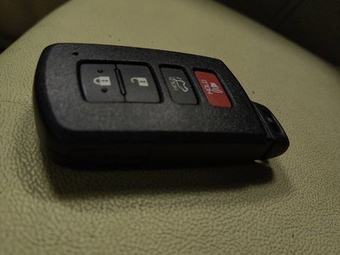 Used 2016 Toyota Camry XLE w/ Convenience Package FWD image 32