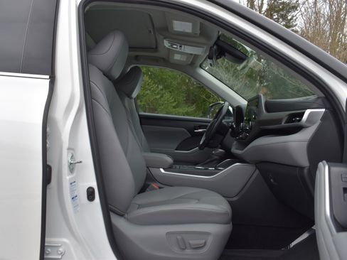 Used 2021 Toyota Highlander XLE image 27