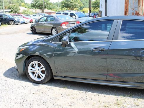 Used 2018 Chevrolet Cruze LT w/ Convenience Package image 11