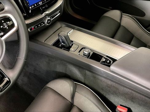 Used 2022 Volvo XC60 B5 R-Design w/ Advanced Package FWD image 17