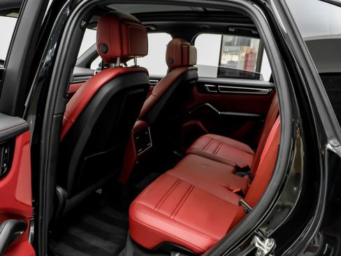 Used 2023 Porsche Cayenne S Platinum w/ Premium Package Plus AWD/4WD image 36