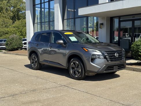 Used 2024 Nissan Rogue SV image 2