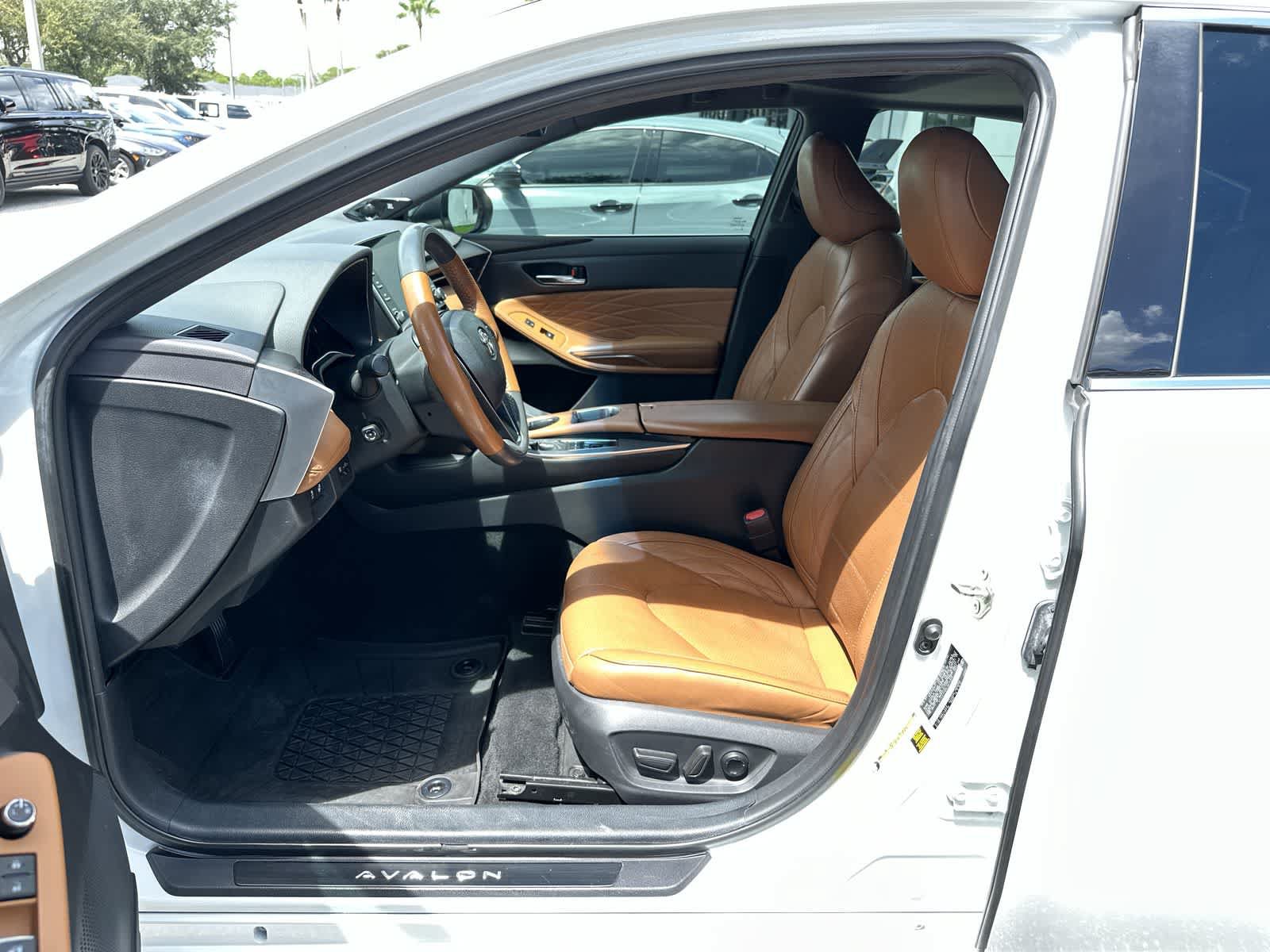 Used 2020 Toyota Avalon Limited FWD image 2