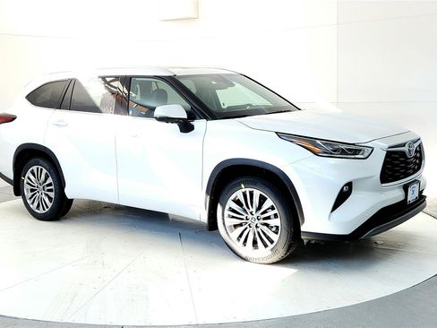 New 2026 Toyota Highlander Platinum image 7