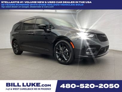 New 2026 Chrysler Pacifica Limited w/ Uconnect Theater Family Group