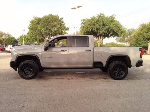 Used 2025 Chevrolet Silverado 2500 ZR2 w/ Technology Package image 8