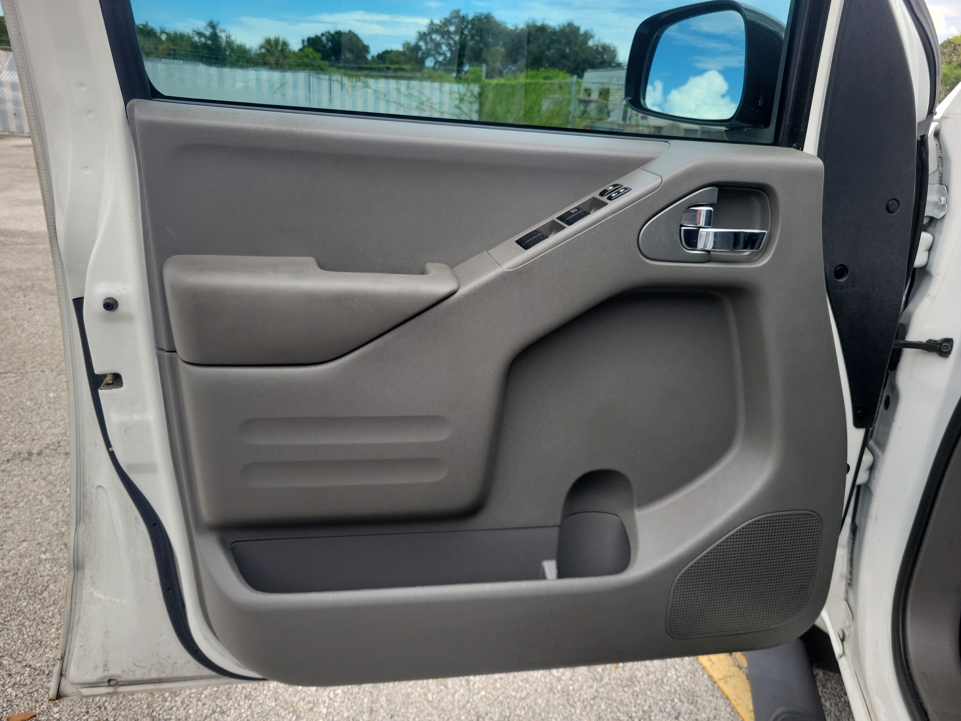 Used 2021 Nissan Frontier SV w/ Midnight Edition Floor Mats RWD image 12