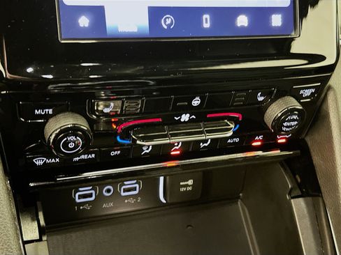 Used 2023 Jeep Grand Cherokee L Laredo image 23