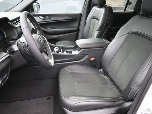 New 2025 Jeep Grand Cherokee Altitude RWD image 19
