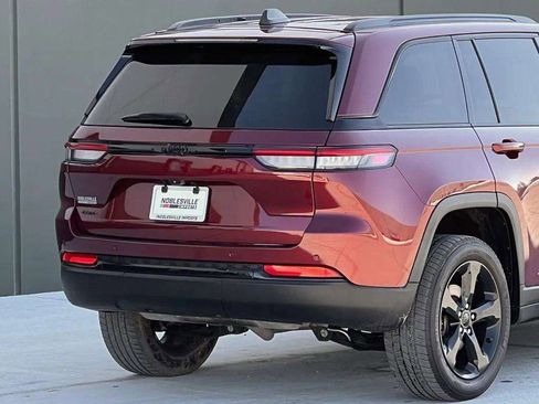 Used 2022 Jeep Grand Cherokee Altitude AWD/4WD image 8