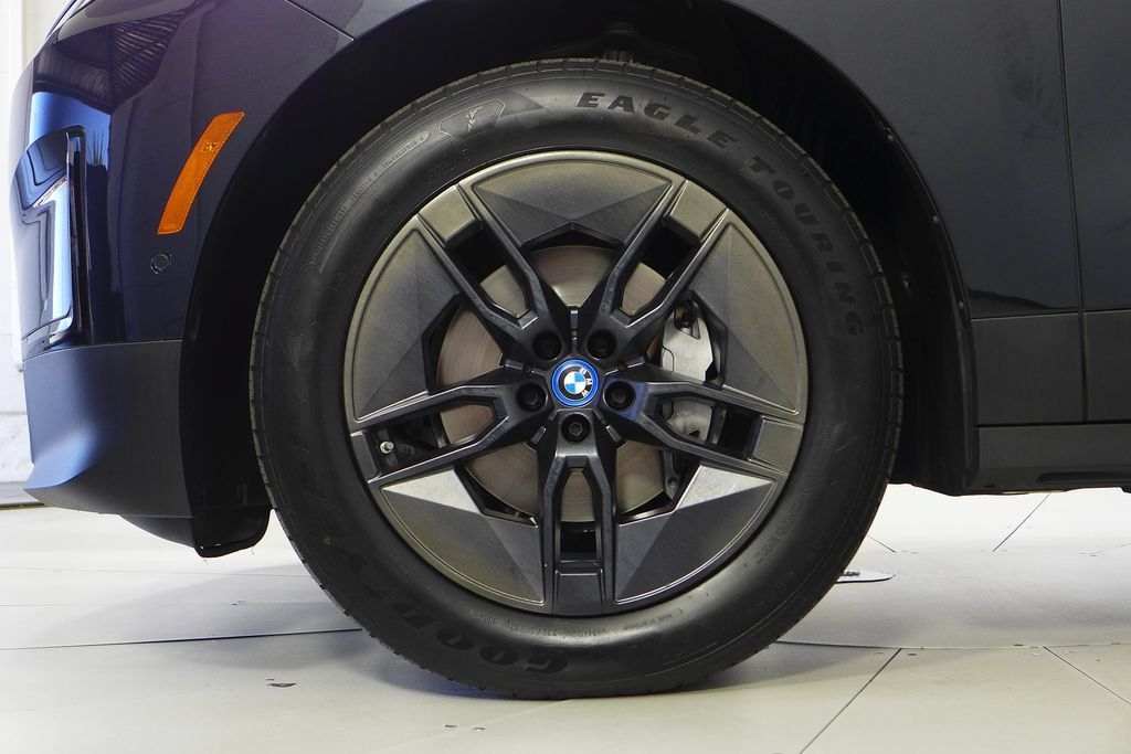 Used 2024 BMW iX xDrive50 w/ Convenience Package AWD/4WD image 5