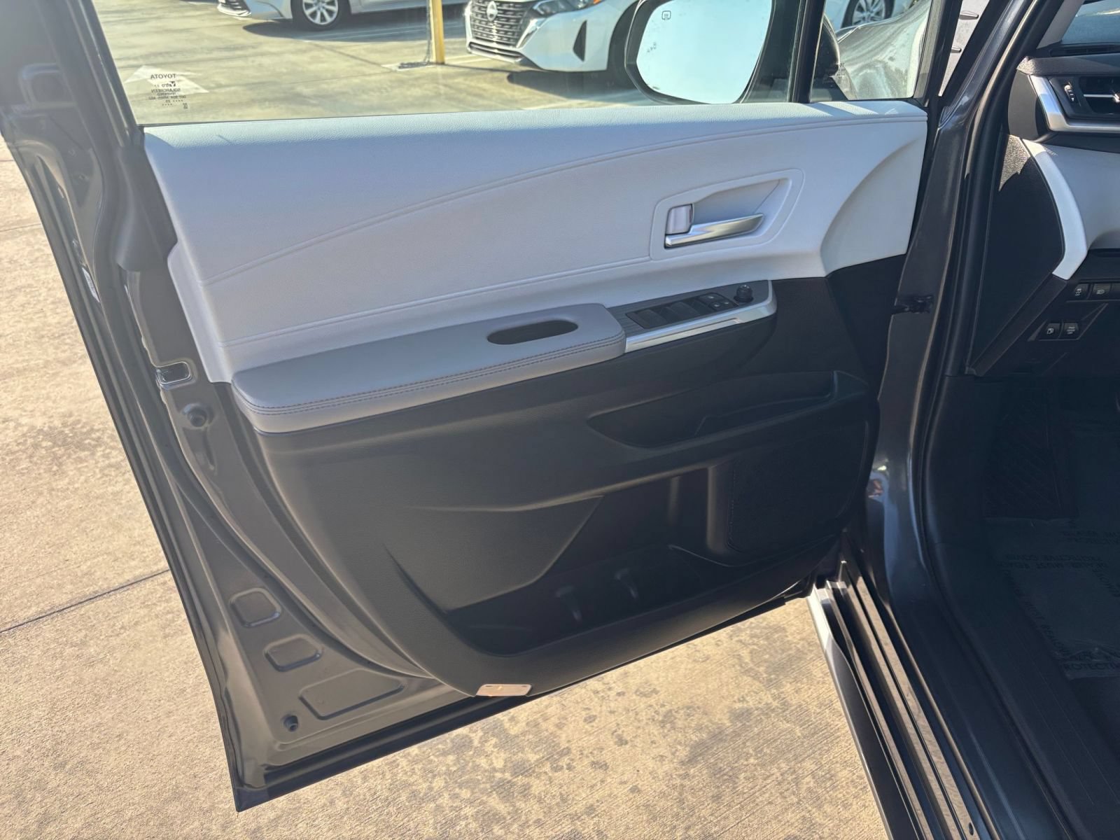 Used 2025 Toyota Sienna XLE FWD image 18