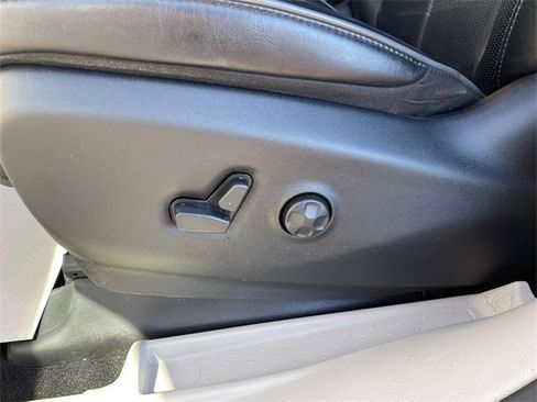 Used 2019 Chrysler Pacifica Limited image 25