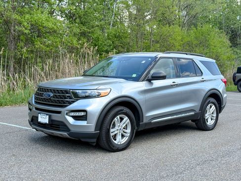 Certified 2024 Ford Explorer XLT w/ Equipment Group 202A AWD/4WD image 3