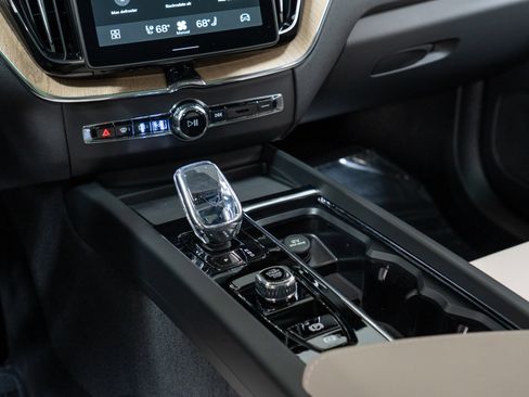 New 2026 Volvo XC60 B5 Plus w/ Climate Package image 20