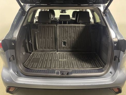 Used 2023 Toyota Highlander XLE image 11