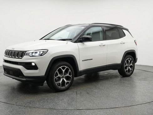 Used 2025 Jeep Compass Limited AWD/4WD image 3