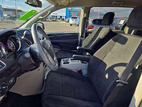 Used 2013 Chrysler Town & Country Touring image 26