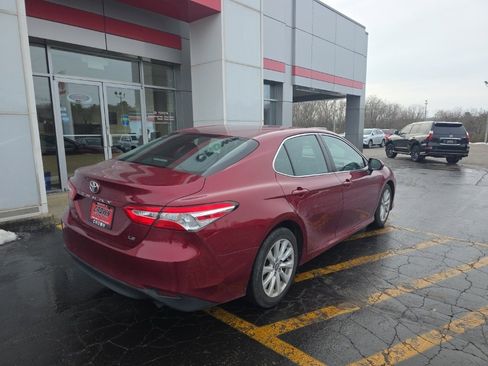 Used 2018 Toyota Camry LE image 3