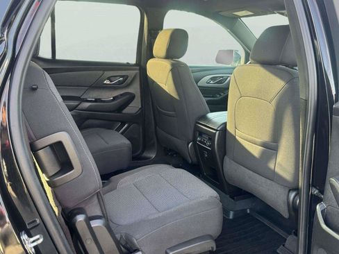 Used 2022 Chevrolet Traverse LT FWD image 47