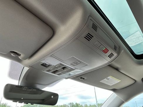 Used 2023 Volkswagen Tiguan SE w/ Panoramic Sunroof Package FWD image 29