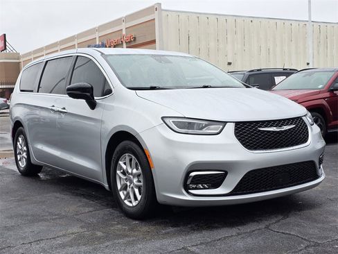 Used 2024 Chrysler Pacifica Touring-L image 3