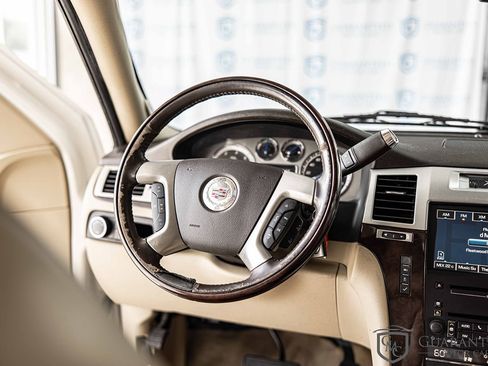 Used 2010 Cadillac Escalade 2WD Hybrid image 40