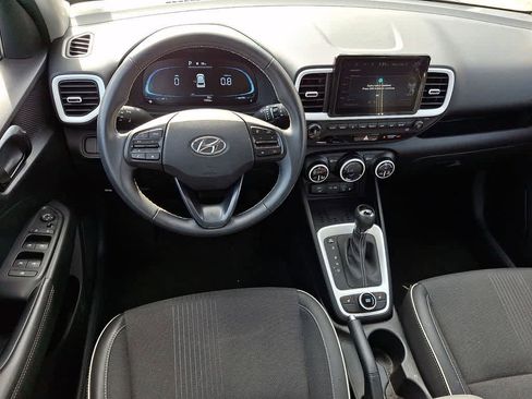 Used 2024 Hyundai Venue Limited image 10