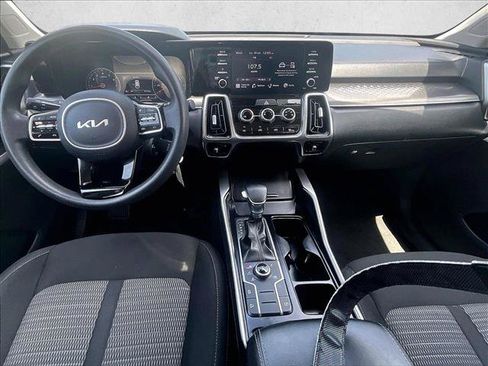 Used 2022 Kia Sorento LX AWD/4WD image 16