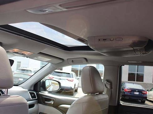 Used 2017 Toyota Highlander XLE AWD/4WD image 9