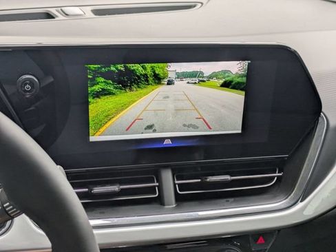 New 2026 Chevrolet Trax LT w/ Sunroof Package FWD image 17