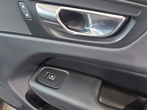 Used 2023 Volvo XC60 B5 Plus image 12