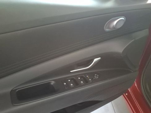 Used 2025 Hyundai Elantra Hybrid FWD image 12