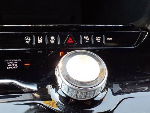 Used 2024 Jeep Wagoneer Series II w/ Flexible Seating Group AWD/4WD image 17