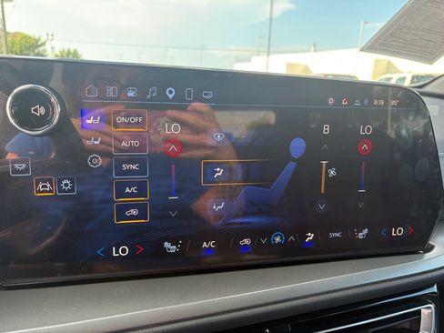 Used 2025 Chevrolet Traverse LT w/ Driver Confidence Package FWD image 23