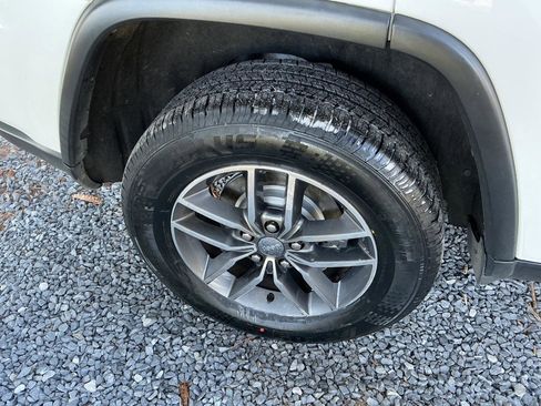 Used 2017 Jeep Grand Cherokee Limited image 25