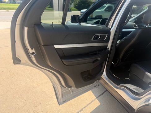 Used 2017 Ford Explorer XLT w/ Equipment Group 202A AWD/4WD image 11