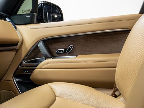 Used 2025 Land Rover Range Rover SE AWD/4WD image 14