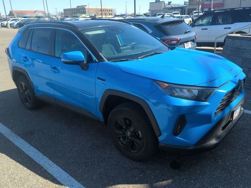 Used 2019 Toyota RAV4 LE w/ Carpet Mat Package image 2