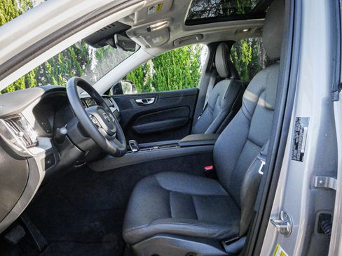 Used 2025 Volvo XC60 B5 Plus image 13